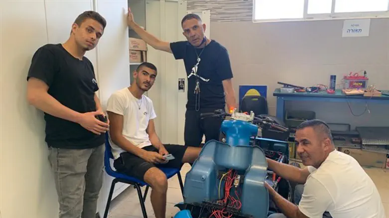 בצוות מול קלנועית האב טיפוס