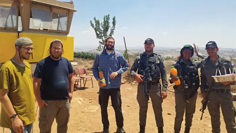 Жители поселения Ицхар с солдатами ЦАХАЛ