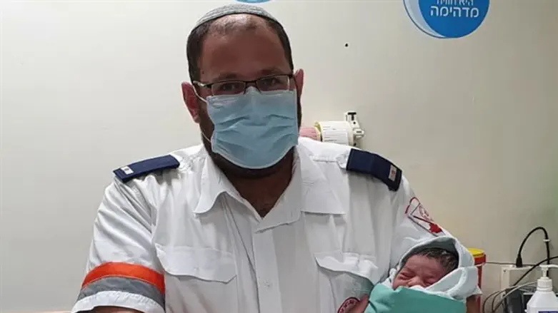 הפראמדיק נתנאל איתן עם התינוקת