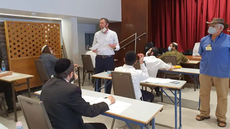 השר מתן כהנא עם הנבחנים