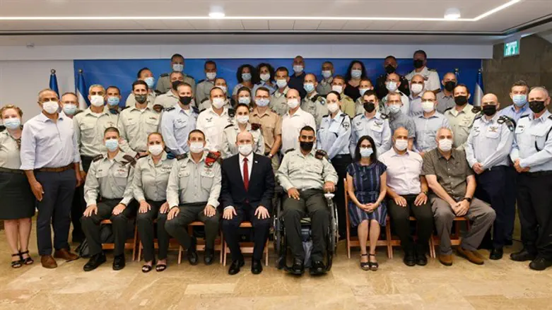 חניכי המכללה לפיקוד לאומי עם ראש הממשלה בנט