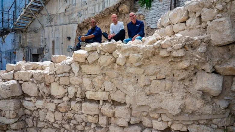 Археологи на обнаруженной древней стене