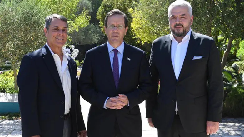 r.to l. Dimitry Dikman, President Yitzhak Herzog, Sandy Cardin