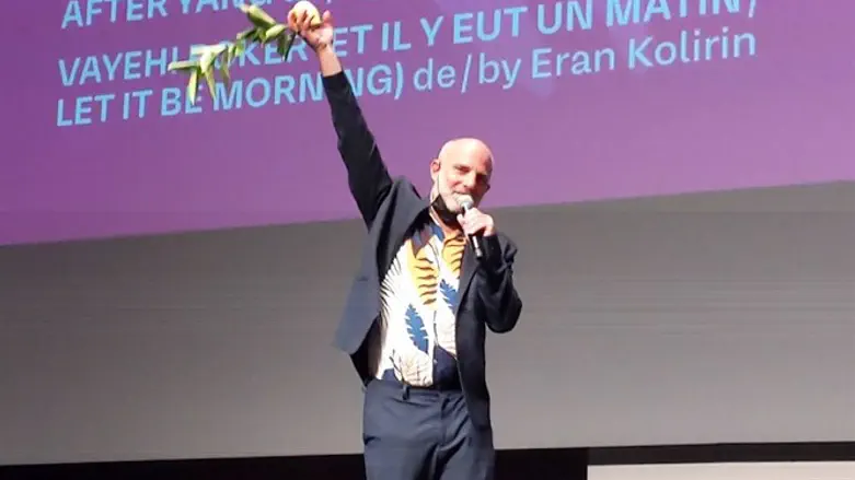 יוצר 'ויהי בוקר', ערן קולירין, נואם על הבמה בקאן