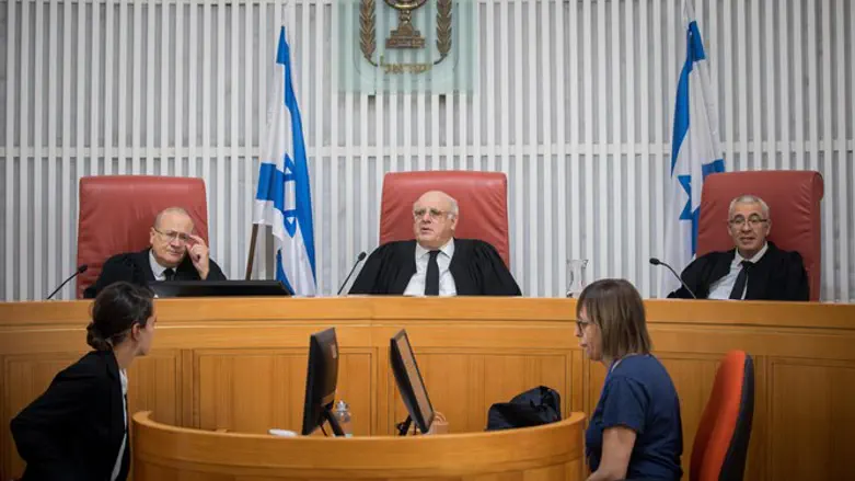 בימים האחרונים לכהונתו עבדו קלדניות הרשות השופטת שעות נוספות. השופט מלצר