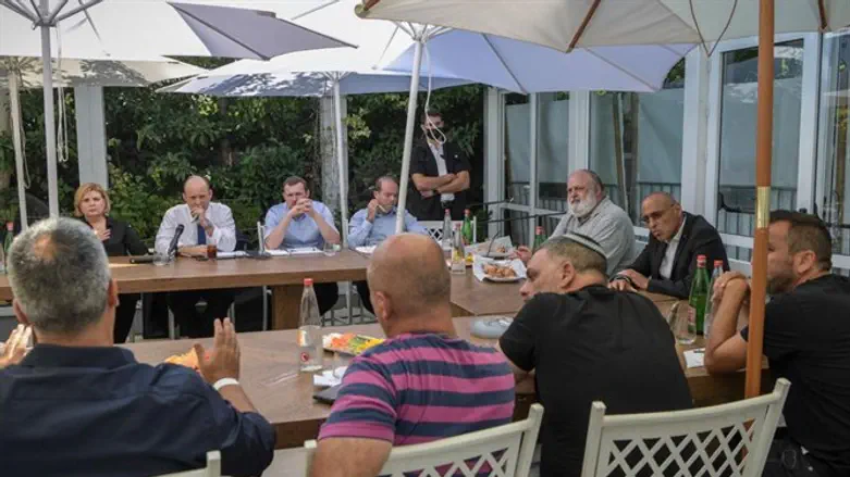 בנט וברביבאי עם בעלי אולמות