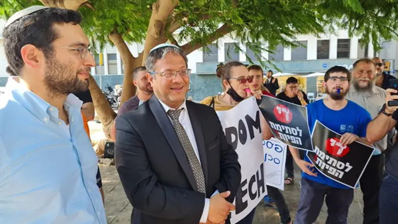 מפגינים נגד פייסבוק