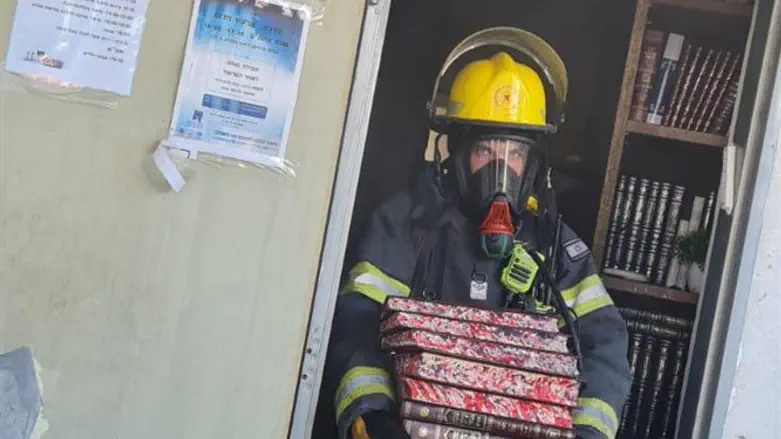 מצילים ספרי קודש מבית הכנסת