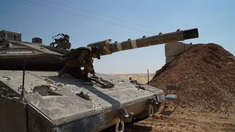 לוחמת על טנק