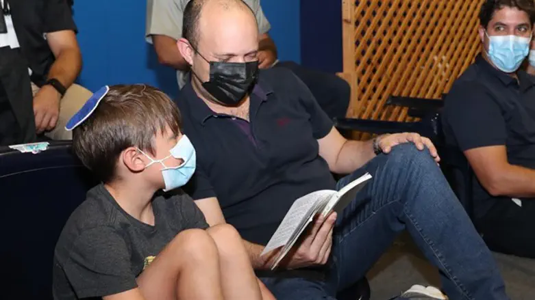 בנט בבית הכנסת הערב