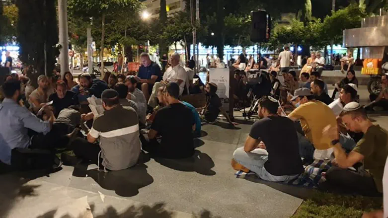 Reading Eicha on Disengoff Square
