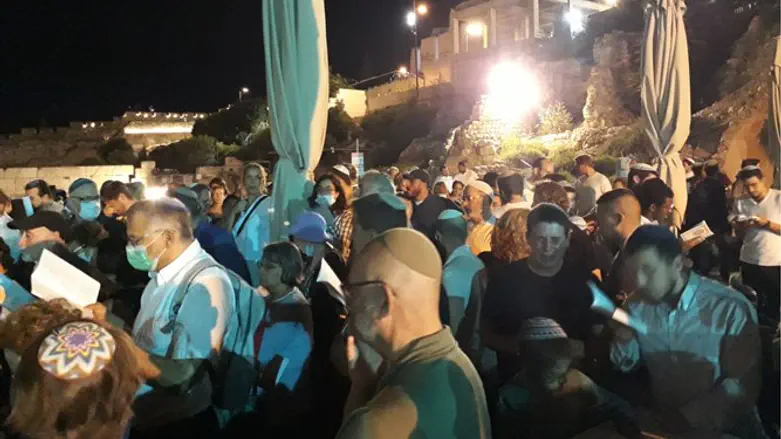 Tisha B'av at the Ezrat Yisrael
