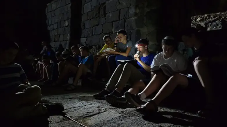 חניכי מחנה דרור בבית כנסת העתיק בגולן