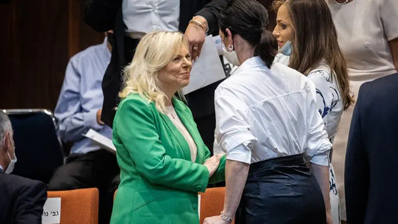 שרה נתניהו עם גילת בנט ועומר ינקלביץ'