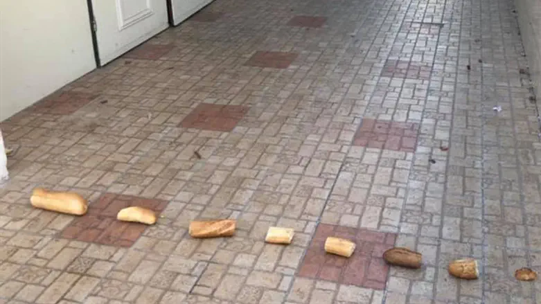bread at the entrance to the synagogue