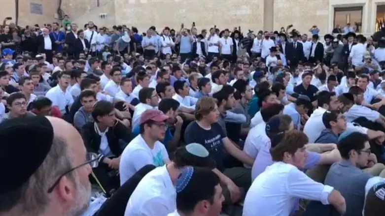 בני הנוער במהלך השירה