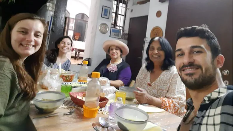 סטודנטים ומבוגרים נפגשים על חריימה