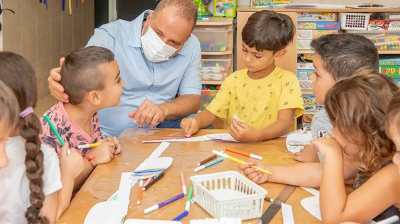 תומר גלאם עם הילדים