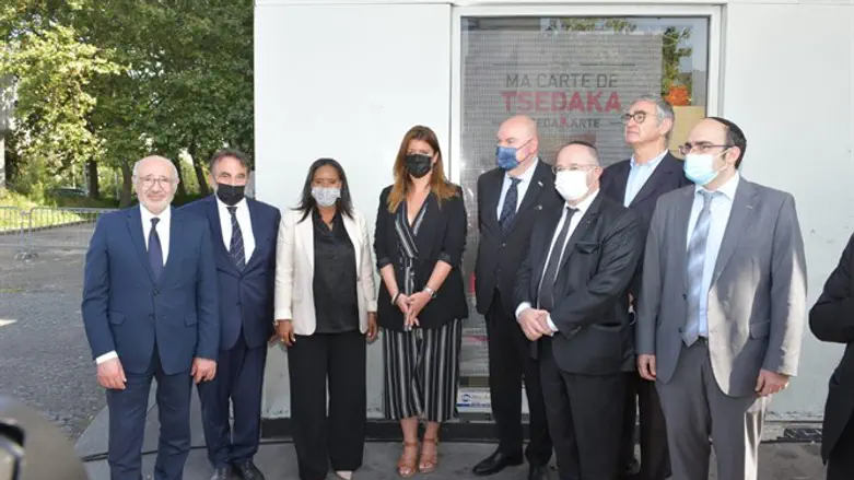 טקס הזיכרון מחוץ להיפר כשר