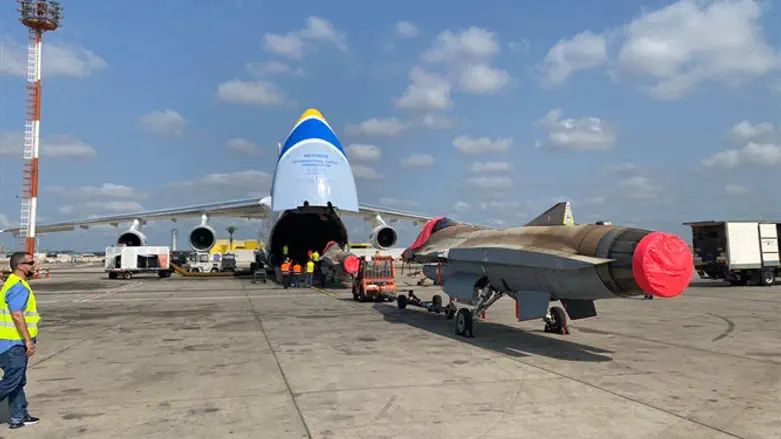 העמסת המטוסים לתוך האנטונוב