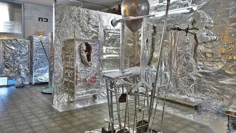 נחמה גולן, "נפל בעריכה-נייר אורתודוכסי", 2017, מיצב