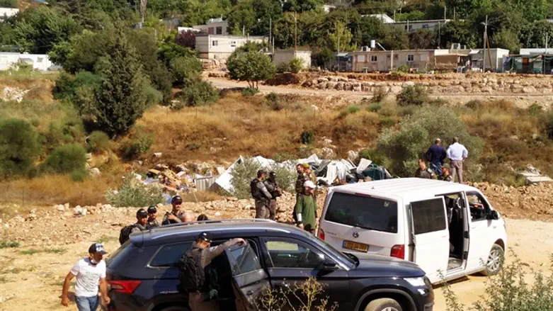 Сотрудники гражданской администрации. Иллюстрация