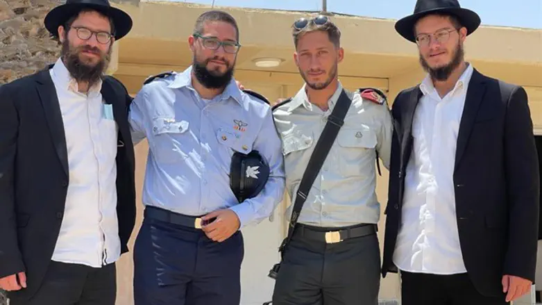 המ"פ החב"דניק החדש (שני משמאל)