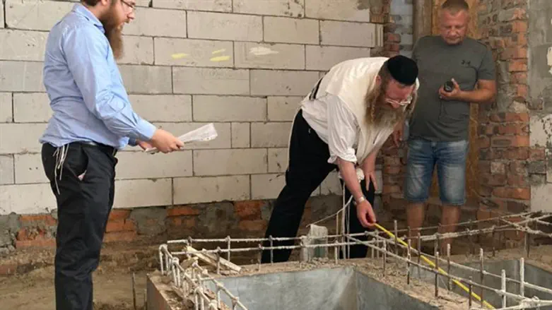 בדיקת אחד המקוואות