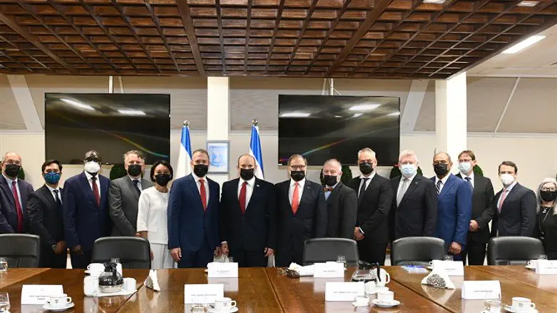 בנט עם השגרירים