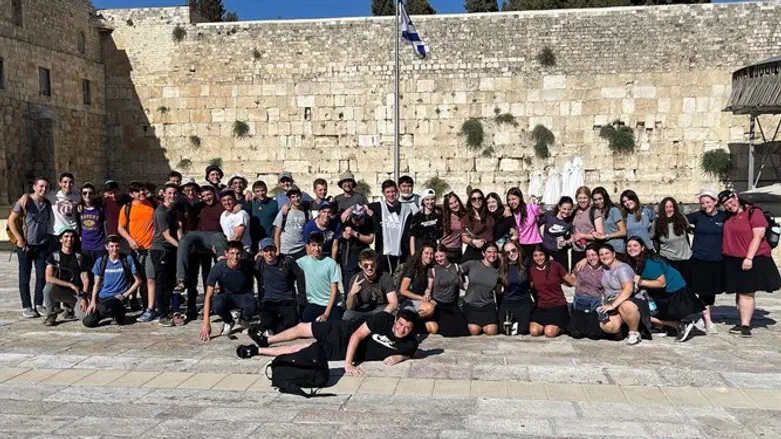 חניכי בני עקיבא בכותל המערבי