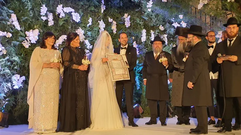 מיכאל כפלין ופייגי גל תחת החופה