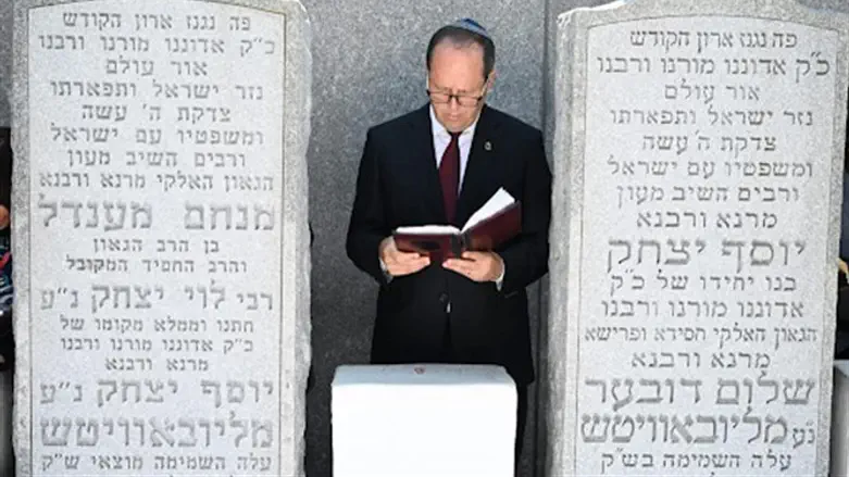 MK Nir Barkat visits grave of Lubavitcher Rebbe in New York