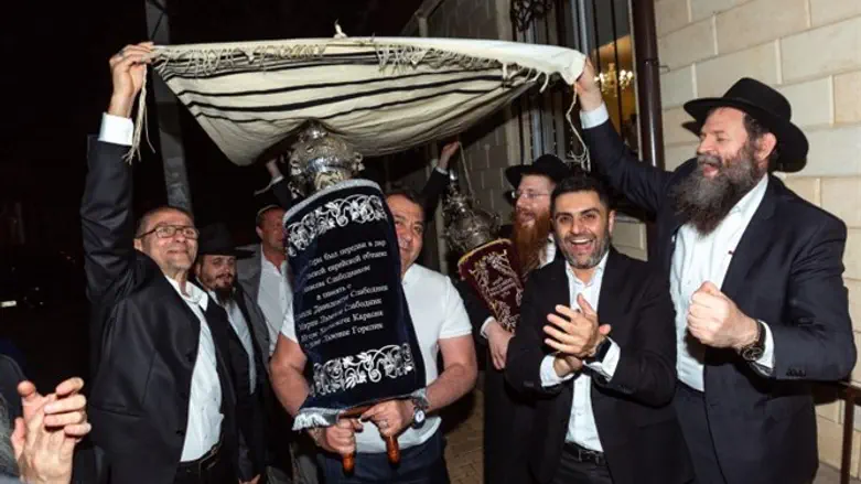 הכנסת ספר התורה