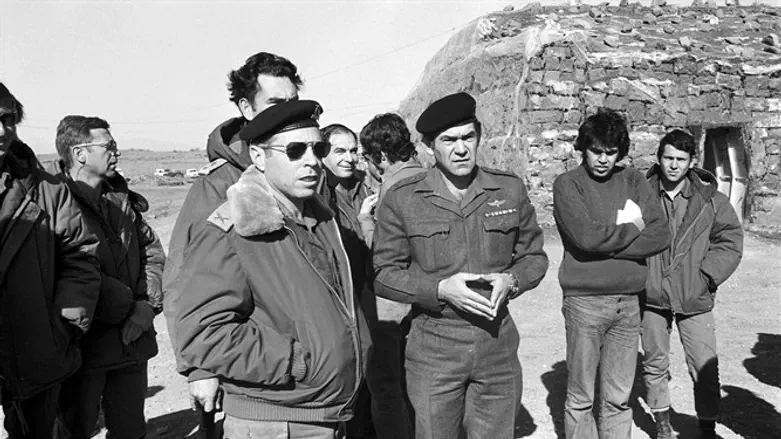 Рони Даниэль (второй справа) с начальником штаба Дэвидом Элазаром на Голанских высотах 