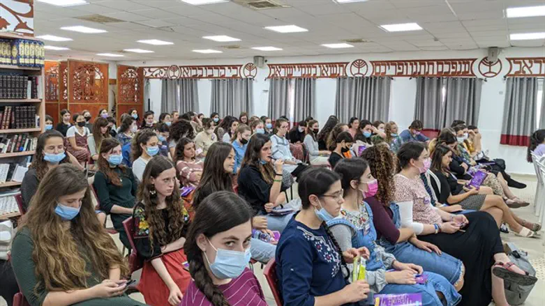 בנות השירות של זהות