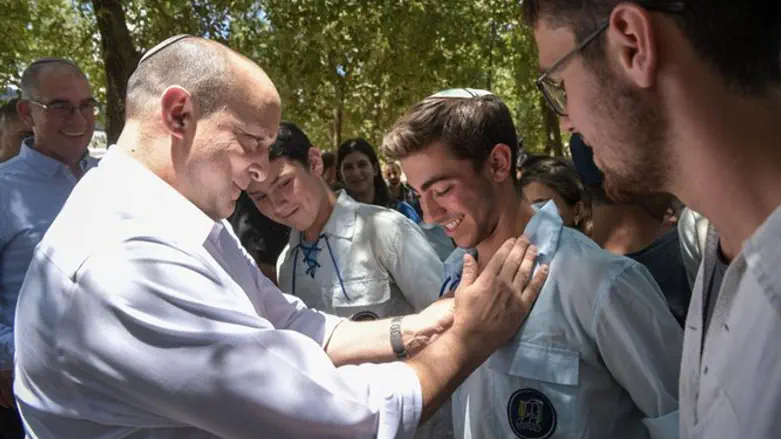 Нафтали Беннет в летнем лагере движения "Бней Акива"