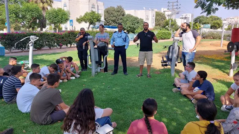 השוטרים והנערים באריאל