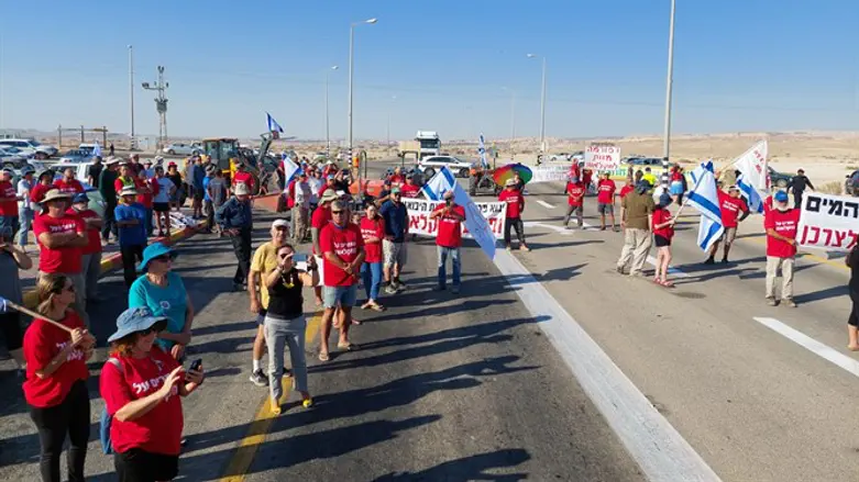 החקלאים מפגינים