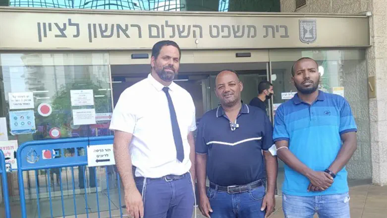 בני משפחתו של דסטו ביסט עם עו"ד בלייכר