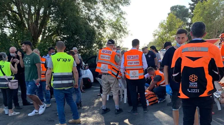 צוותי הרפואה ליד הבריכה