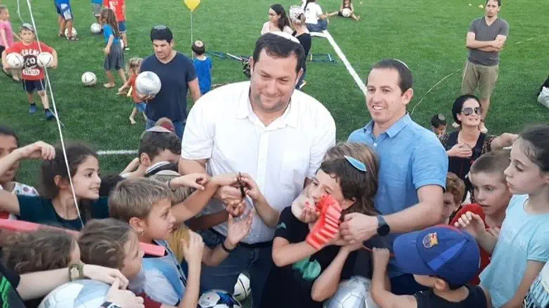 יוסי דגן ועמיחי איתם בחנוכת המגרש