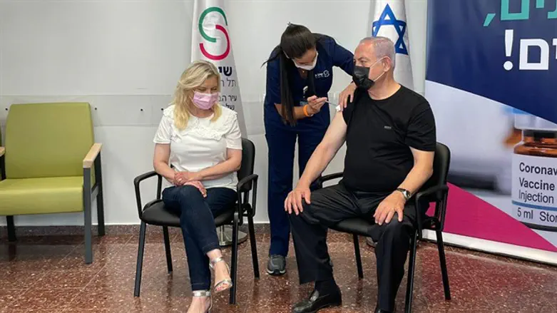 נתניהו ורעייתו מתחסנים