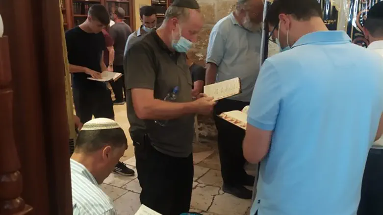 AG prays at Tomb of Rachel