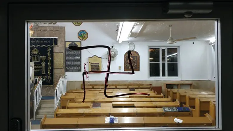 Свастика на синагоге