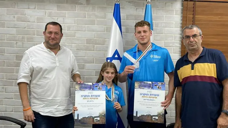 ירדן רון ויונתן פרידמן עם יוסי דגן