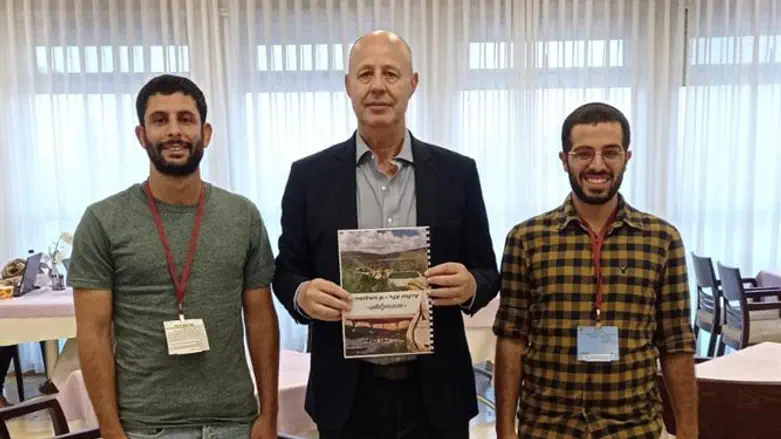 צחי הנגבי עם מובילי המאבק למען עינות ענר