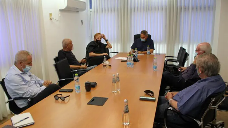 הורוביץ עם שרגא והקצינים במיל'