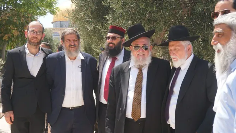 הרב מאיר בר חן יחד עם הרבנים על הר הבית