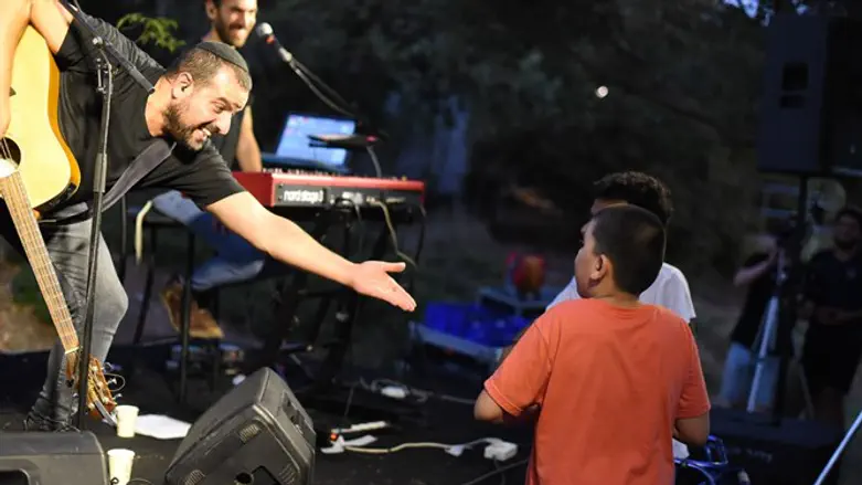 עקיבא בהופעה לילדי עמותת להושיט יד