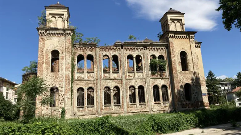The exterior of the synagogue in Vidin features the outlines of windows in the s